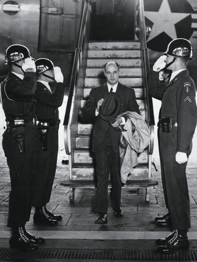 George F. Kennan arriving in West Berlin, 1952 © akg-images