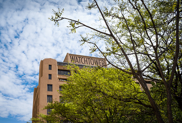 Jehovah’s Witnesses Watchtower building, Brooklyn. ©© Clemens v. Vogelsang (Flickr)