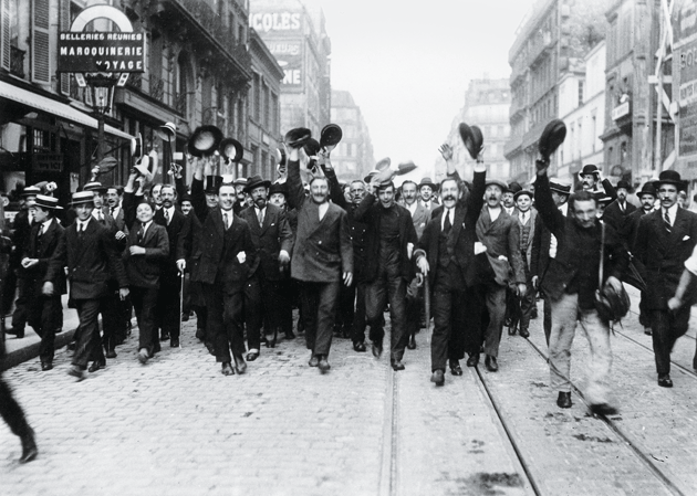 Frenchmen cheering at the outbreak of World War I, 1914 © Mary Evans Picture Library/Su?ddeutsche Zeitung Photo