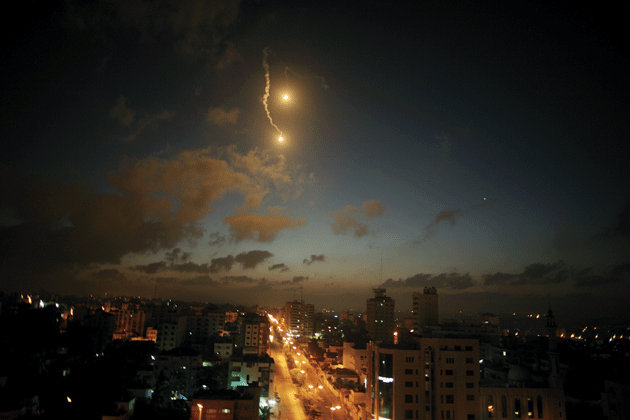 Flares illuminating the sky following an Israeli air strike over Gaza City early on July 3, 2014 © Ali Jadallah/APA Images/ZUMA Wire