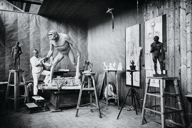Photograph of a man carving a Neanderthal replica © ullstein bild/The Granger Collection, New York City