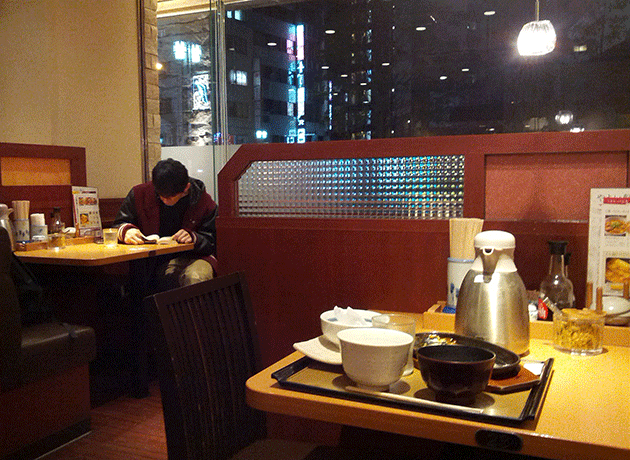 Inside a shokkenki restaurant, Tokyo © Aaron Gilbreath