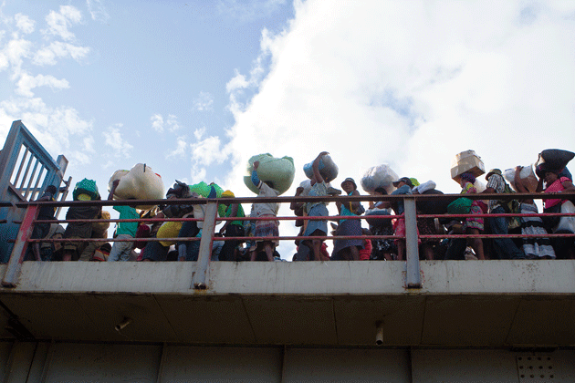 Haitian merchants cross into the D.R. via the Dajabón bridge. Photograph by Pierre Michel Jean. 
