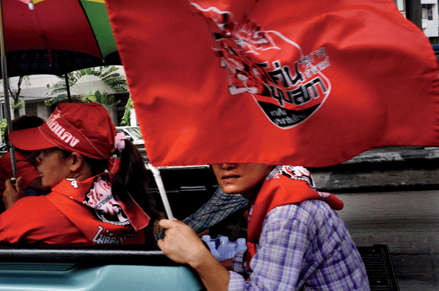Red shirts on their way to Prime Minister Abhisit Vejjajiva’s house in Bangkok to demand that he dissolve the Thai parliament and hold new elections, April 12, 2010. Photograph © Agnès Dherbeys
