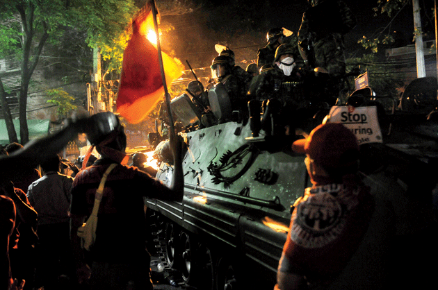 A clash between red shirts and the Thai army near the Democracy Monument in Bangkok, April 10, 2010. Photograph © Agnès Dherbeys