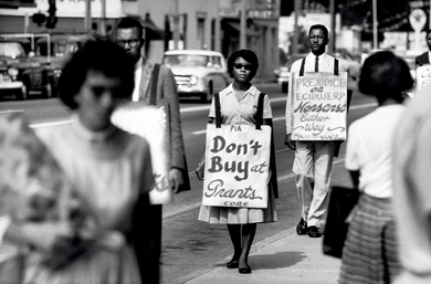 Congress of Racial Equality (CORE) and NAACP protesters picketing a lunch counter, 1960 © Howard Sochurek/The LIFE Picture Collection/Getty Images