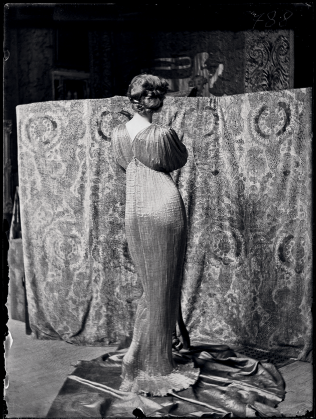 A model wearing a Delphos gown designed by Mariano Fortuny, c. 1920 © Fondazione Musei Civici di Venezia/Archivio Museo Fortuny