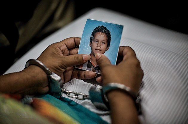 At a hearing to reduce her sentence, in San Salvador, María Teresa Rivera holds a picture of her son, Oscar, who was six when she went to prison. She had already served four and a half years in jail for aggravated homicide of her prematurely born infant