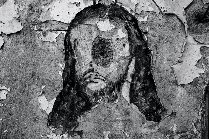 Uma imagem desfigurada de Jesus fora da Igreja de Mar Shimoni, Bartella
