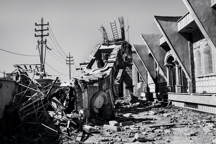 Uma torre sineira, que foi destruída pelo Estado Islâmico, no Mar Behnam e na Igreja Sarah, em Qaraqosh