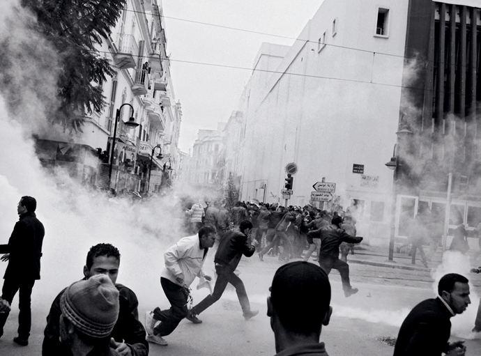 Riots between police and demonstrators in Tunis, Tunisia, January 18, 2011 © Alex Majoli/Magnum Photos