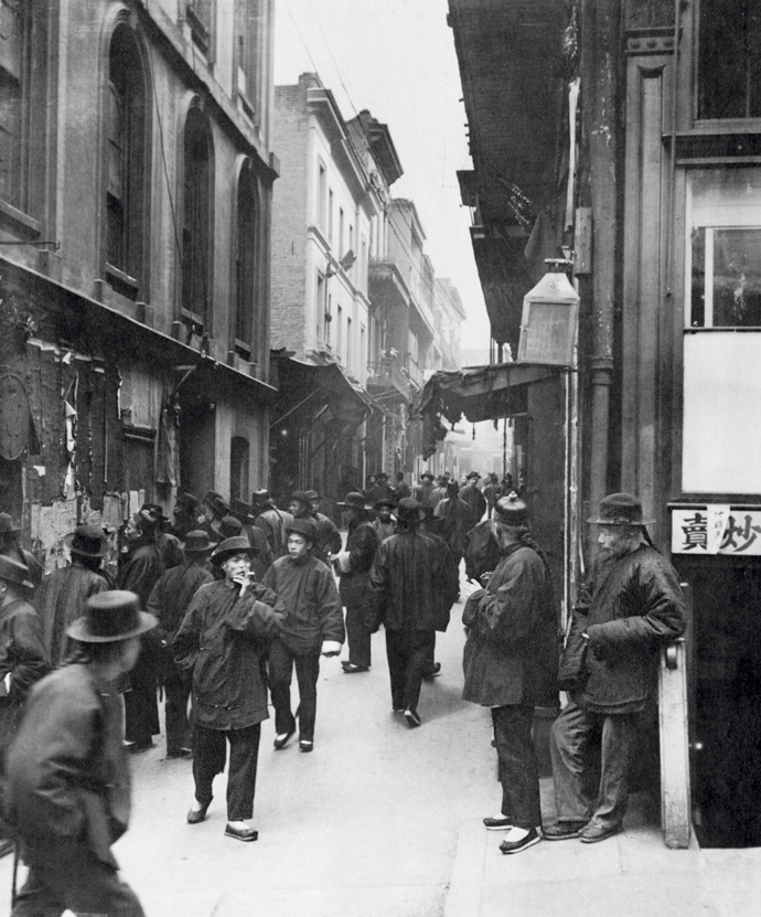 A photograph of Ross Alley, Chinatown, San Francisco, c. 1900, by Arnold Genthe