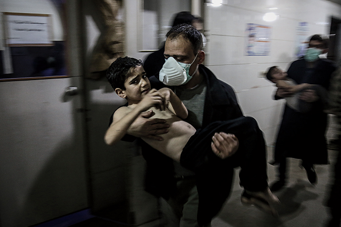 Children are rushed to a hospital after an alleged chlorine gas attack on Hamouriyah, in eastern Ghouta, March 7, 2018 © Anas Alkharboutli/picture-alliance/Getty Images