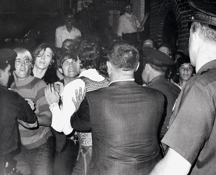 A crowd clashes with police outside the Stonewall Inn, June 28, 1969 © New York Daily News Archive/Getty Images