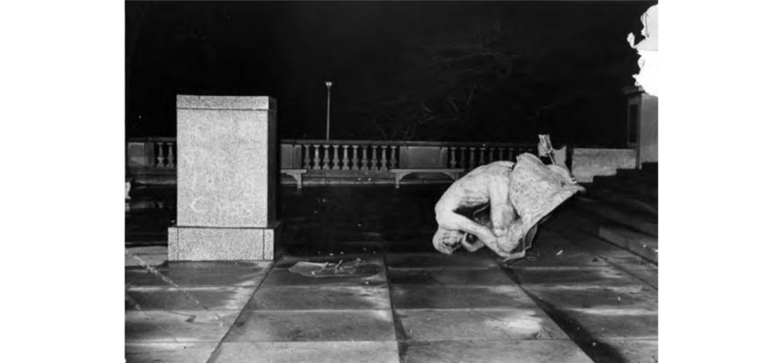Rodin’s The Thinker deposed, along with the “Off the Ruling Class” graffiti, on the entrance plaza of the Cleveland Museum of Art, March 24, 1970. (Cleveland Memory Project: Cleveland State University, Michael Schwartz Library). 