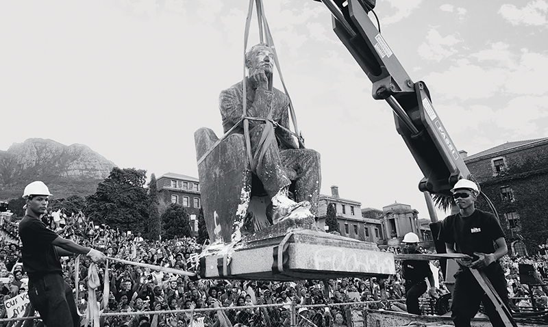 The removal of the Cecil Rhodes statue on the University of Cape Town campus, 2015 © Roger Sedres/Alamy