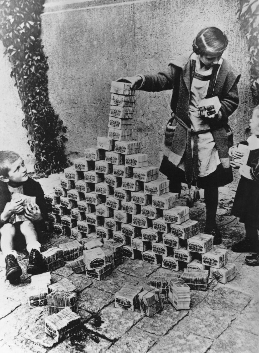  German children playing with money in the street, 1923 © Hulton Deutsch Collection/CORBIS/Getty Images